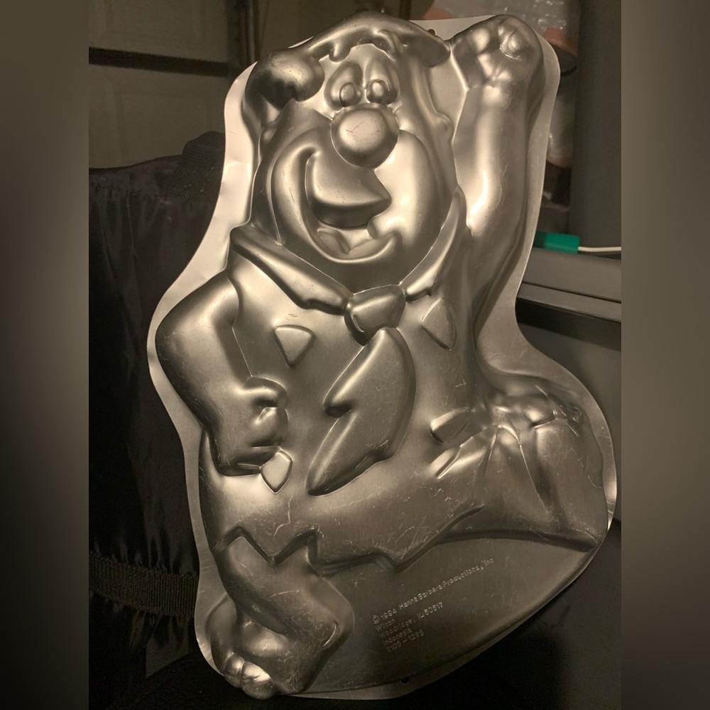 FRED FLINTSTONE CAKE PAN FULL BODY.  Great used condition. Wilton vintage.